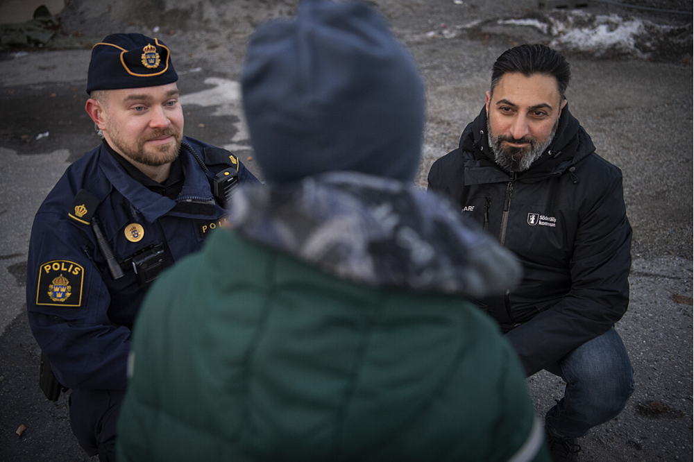 Två poliser pratar med ett barn.