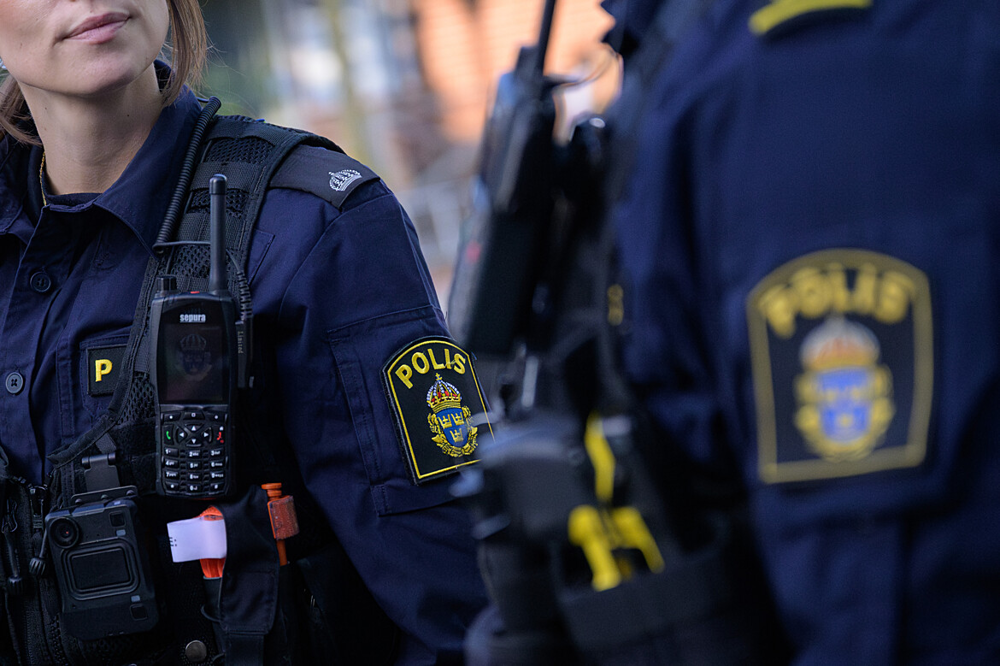 Foto på en aspirant i polisuniform och den silvriga kronan på axeln som indikerar att personen är en aspirant.