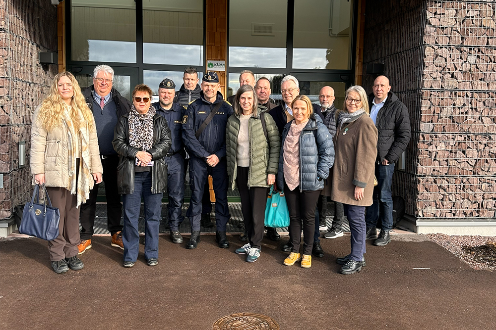 Fotografi av medlemmar i regionpolisrådet framför polishuset i Sälen.