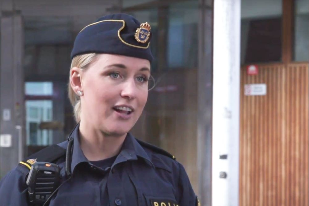 Närbild på kvinnlig polis