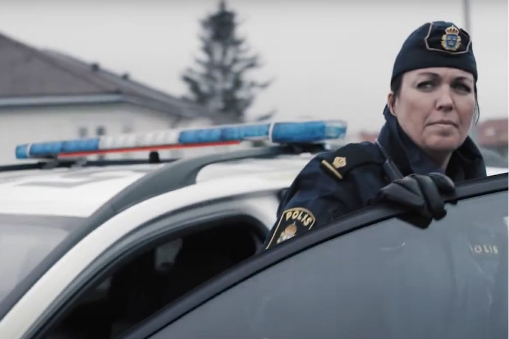 Skärmdump från filmen: Anna-Lena går ur polisbilen