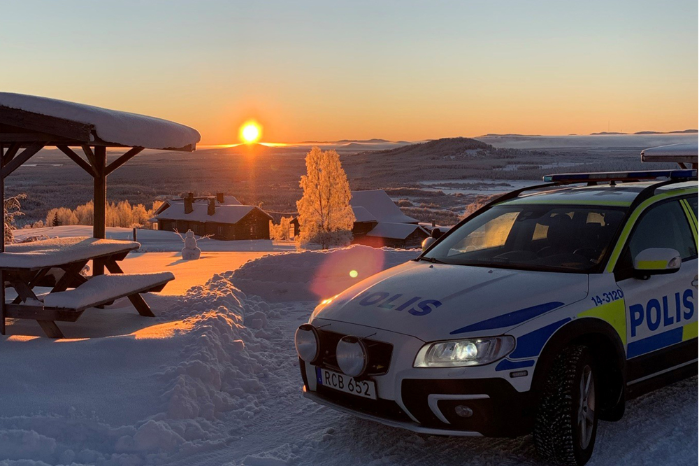 Polisbil i soluppgång