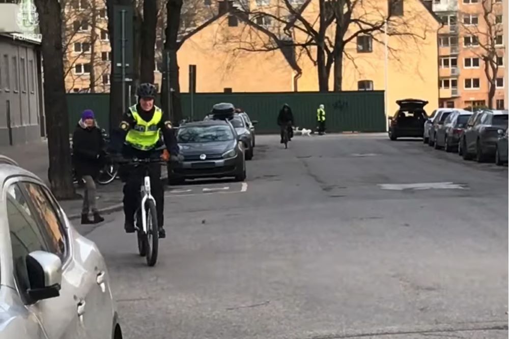 Kvinnlig polis som cyklar