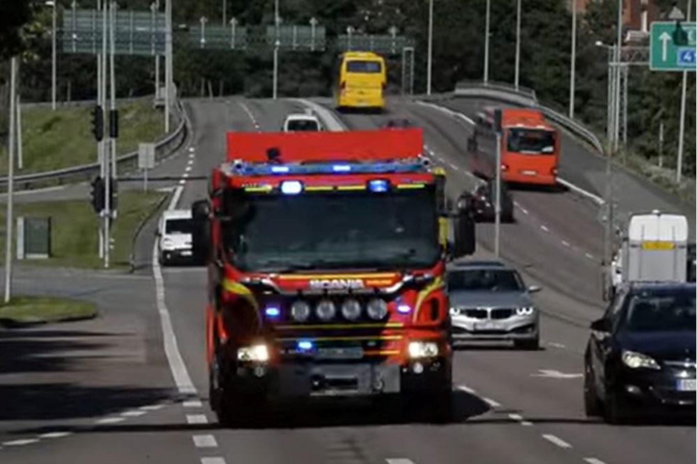 En brandbil i utryckning på motorvägen
