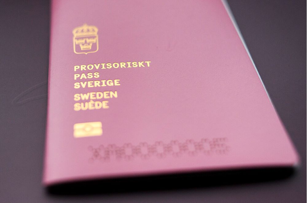 Ett provisoriskt pass mot en mörk bakgrund