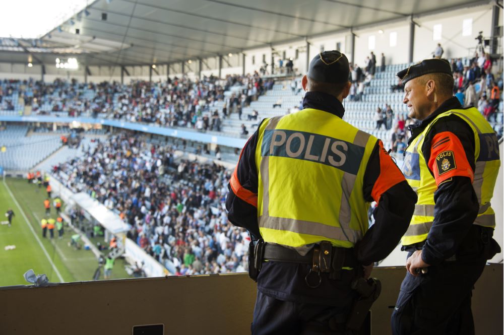 Supporterpoliser på fotbollsmatch.