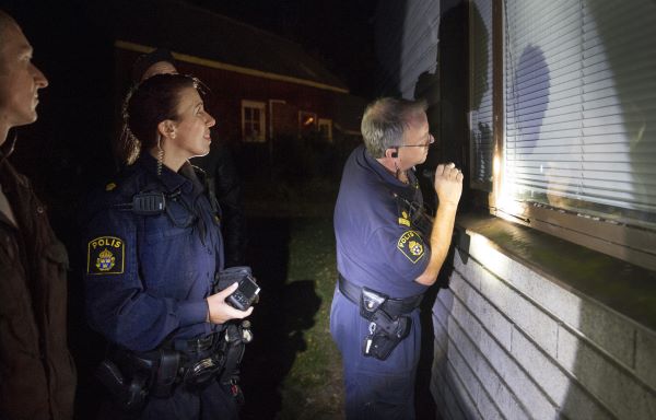 Poliser gör en teknisk undersökning vid inbrottsplats