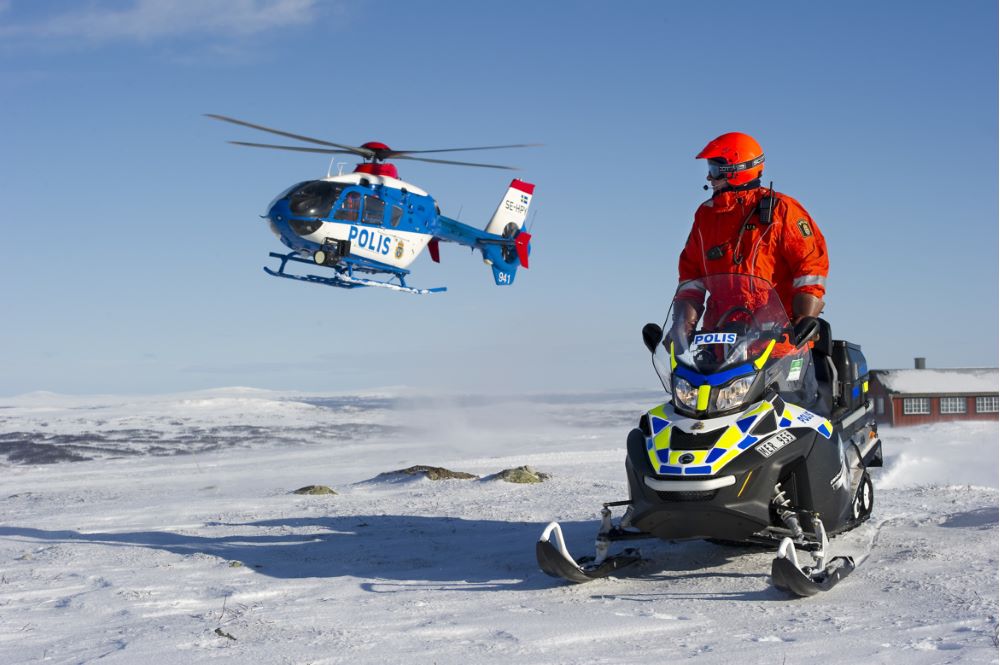 Fjallräddare och polishelikopter på fjället