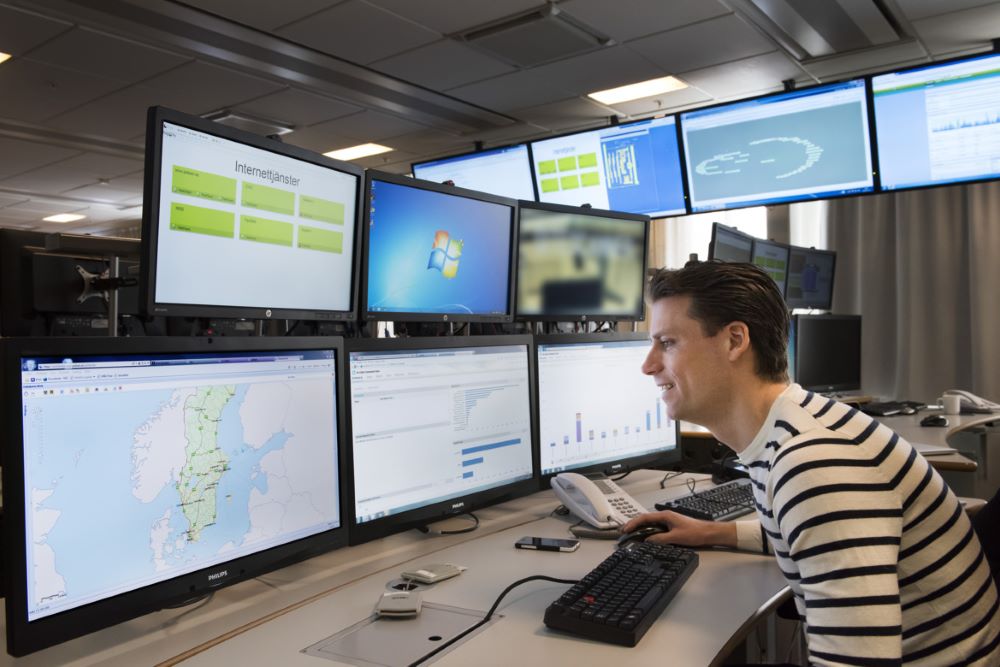 Medarbetare på it-avdelningen framför datorskärmar.