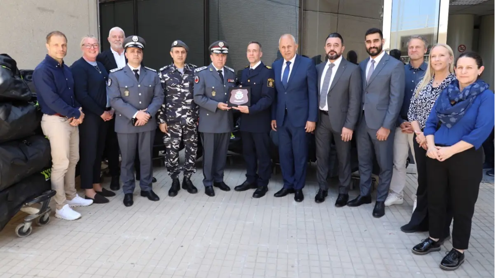 Svensk polis och ambassadpersonal överlämnar sjukvårdsutrustning till libanesisk polis. 