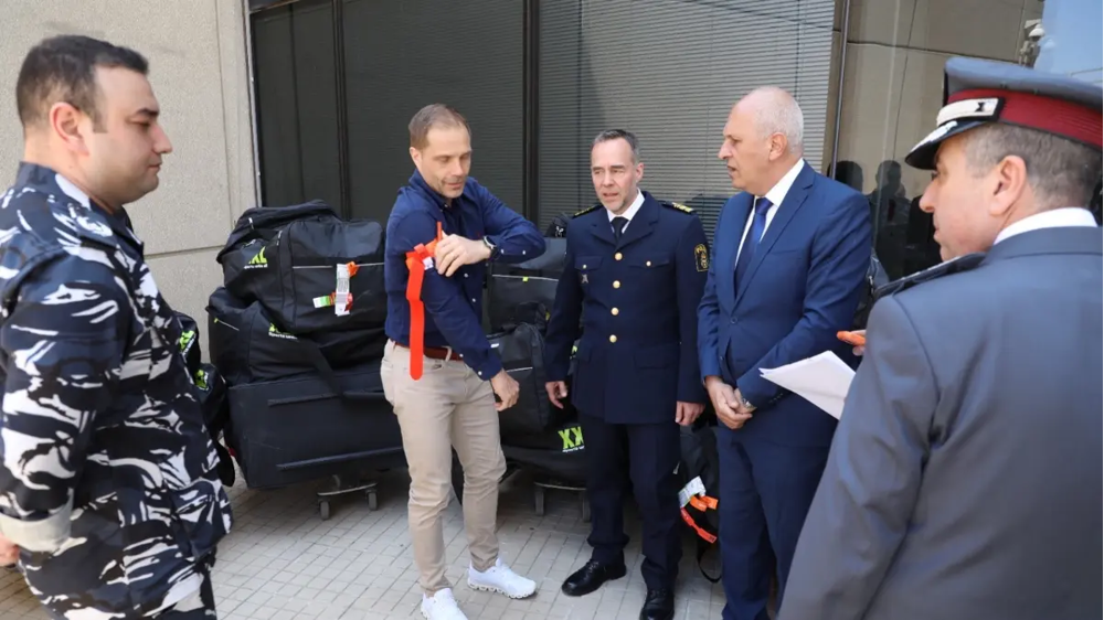 Svensk polis och ambassadpersonal överlämnar sjukvårdsutrustning till libanesisk polis.