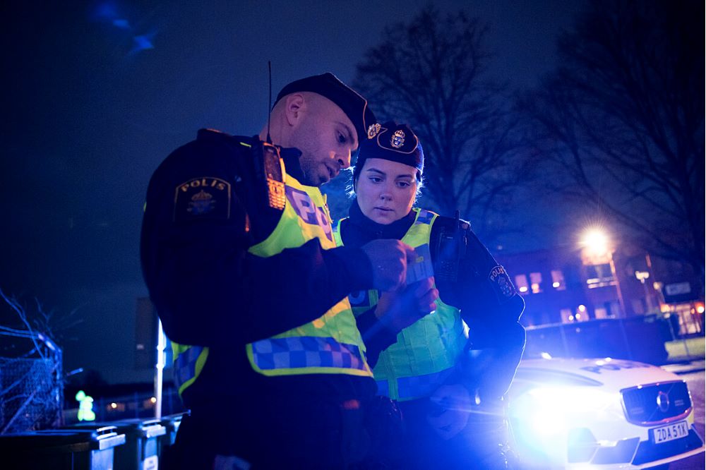 Två poliser tittar på ett körkort