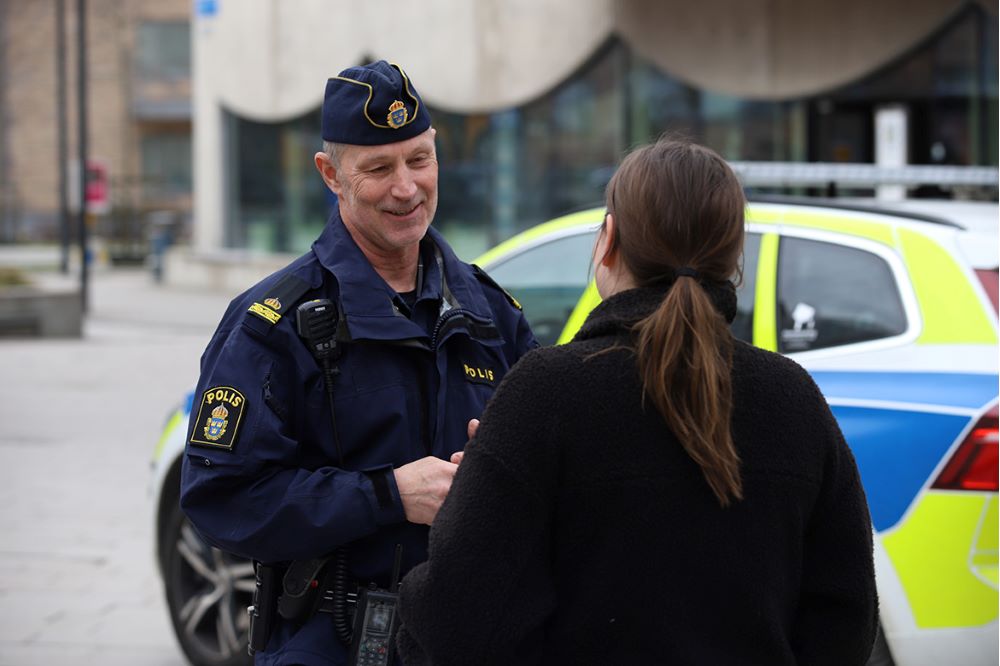 Polis talar med person