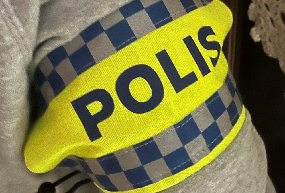 Bild på arm med polisband på.