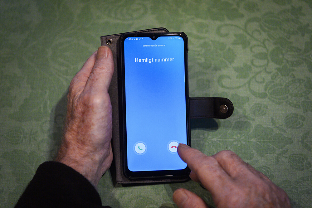 En hand håller i en telefon.