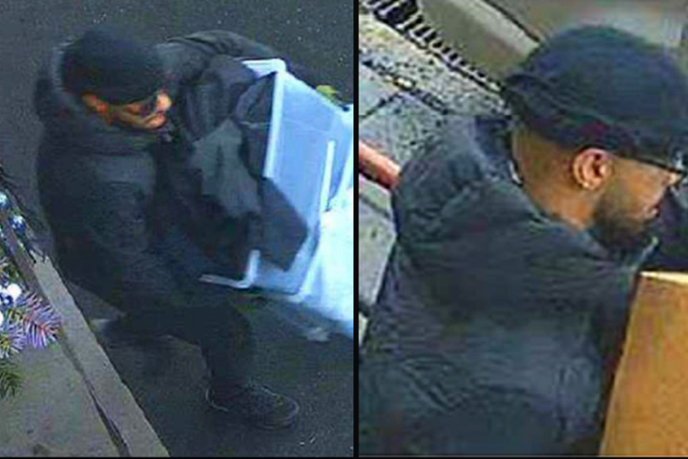 En man går med låder i händerna. 