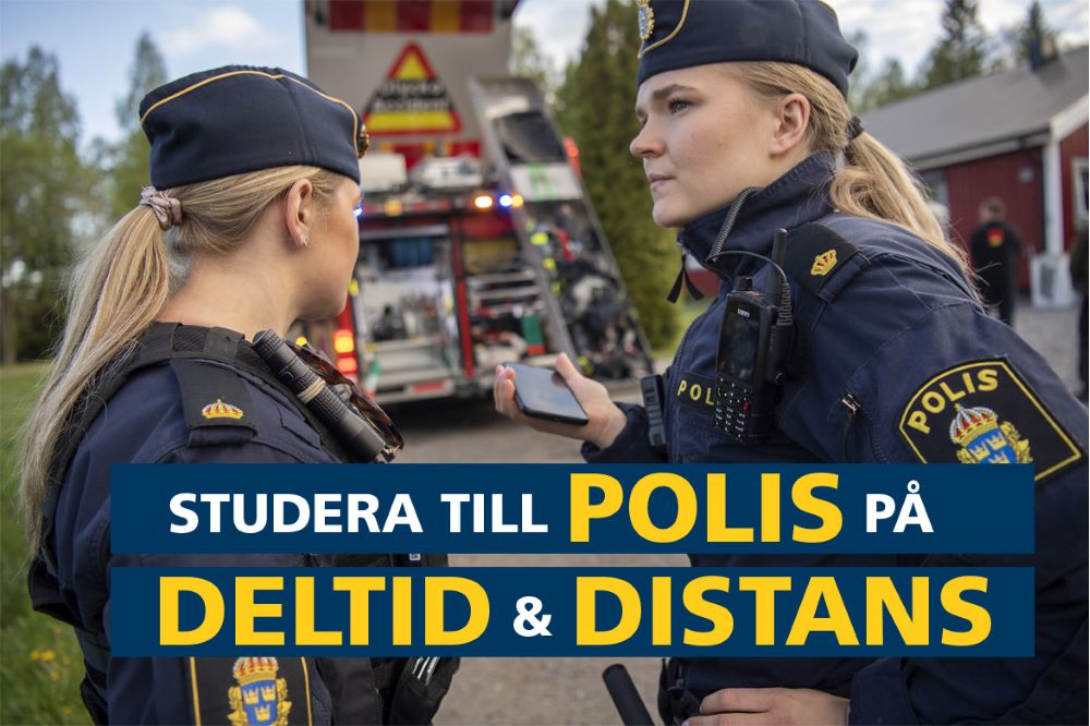 Poliser står och tittar i telefon med räddningstjänsten bakom