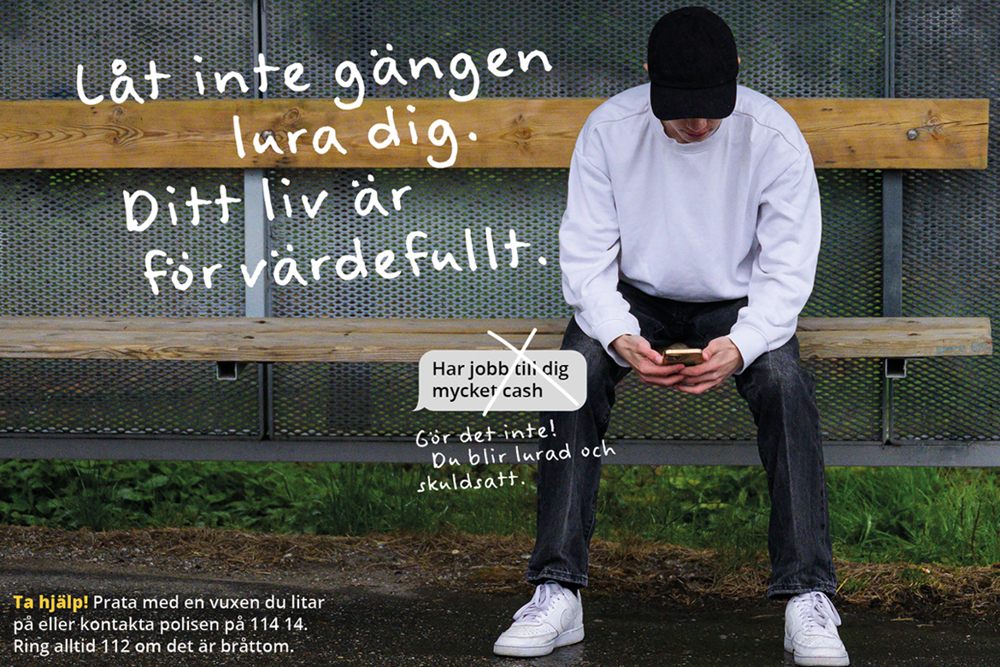 Foto på en ungdom som sitter i en busskur med en mobil i handen. På bilden finns det en text där det står "Låt gängen lura dig. Ditt liv är värdefullt."