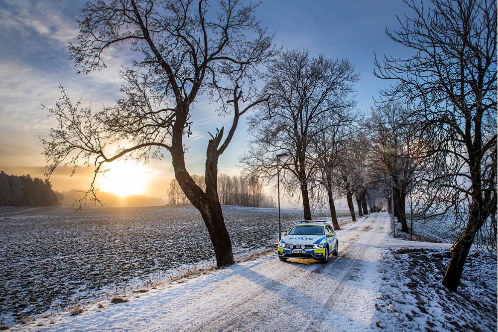 Polisbil i ett snöigt landskap