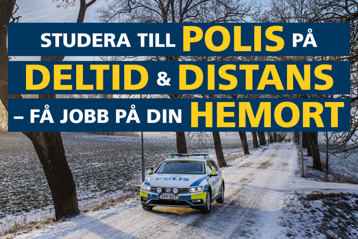 Polisbil åker på väg i vinterlandskap. Texten "Studera till polis på deltid och distans - få jobb på din hemort" visas.