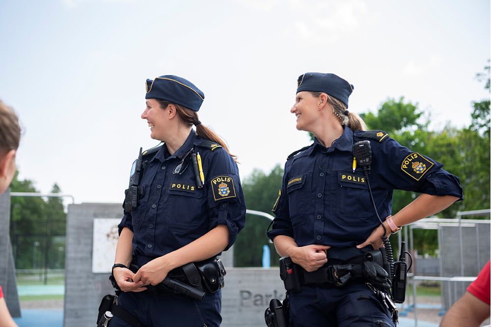 Två kvinnliga poliser i uniform.