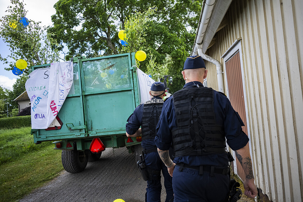 Två poliser inspekterar studentflak