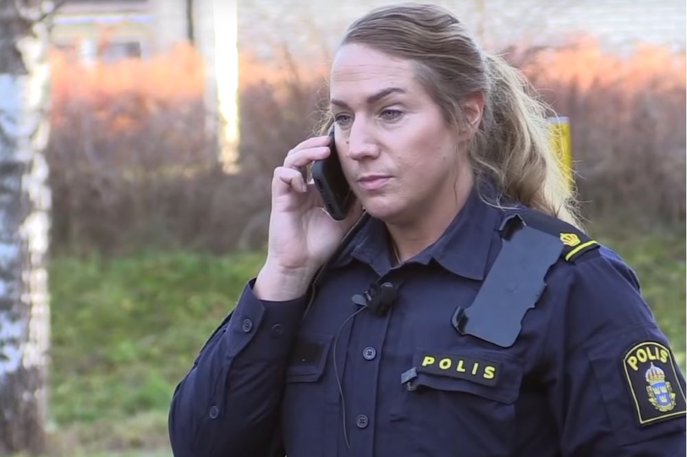 Skärmdump från filmen: Pernilla pratar i sin mobil
