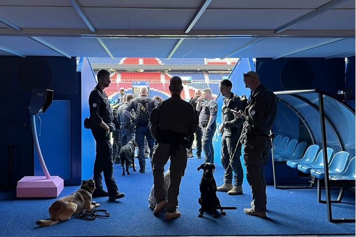 Svenska bombtekniker och hundar på väg in på fotbollsarenan Parc de Princes i Paris.