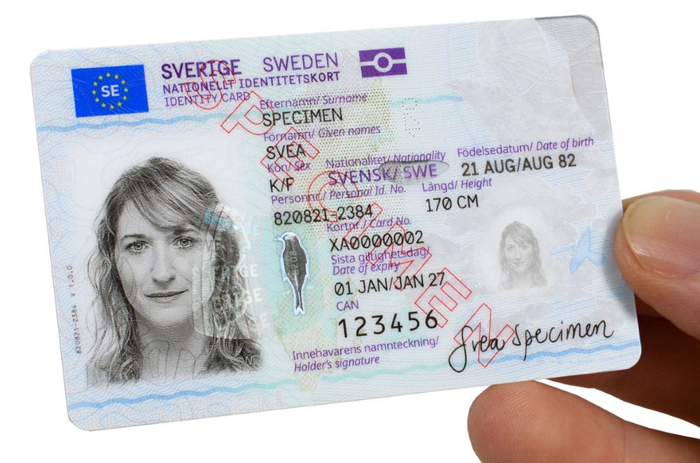 Hand som håller i ett nationellt id-kort.