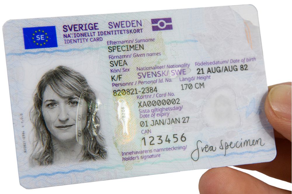 Hand som håller i ett nationellt id-kort