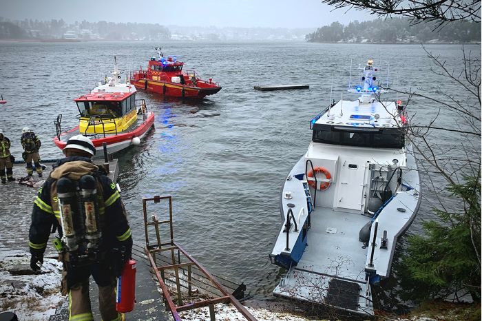 Foto på polisens båt, brandförsvarets båt samt search and rescues båt.