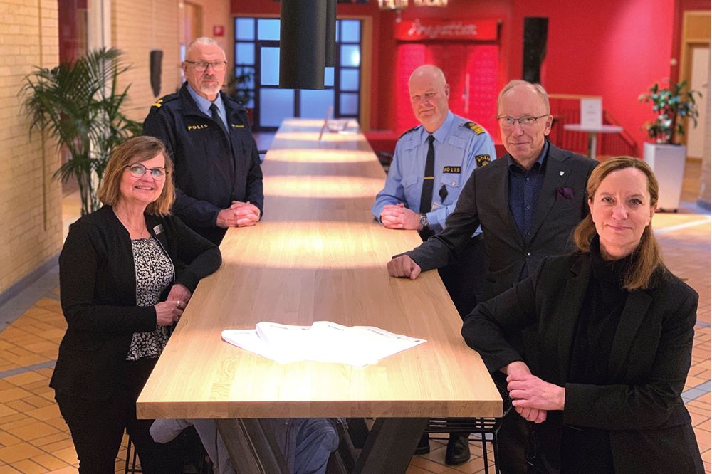 Från vänster: Kicki Nordberg, kommundirektör Stenungsunds kommun, kommunpolis Carl Besslinger, lokalpolisområdesschef Kjell Olsson, Henrik Lindh, kommundirektör Orust kommun och Evike Sandor, t f kommundirektör Tjörns kommun.