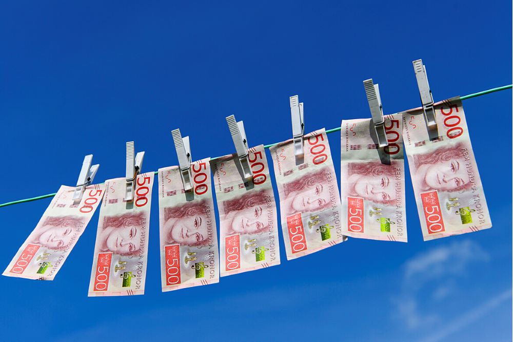 Bild på sedlar fastsatta med nypor på ett klädstreck