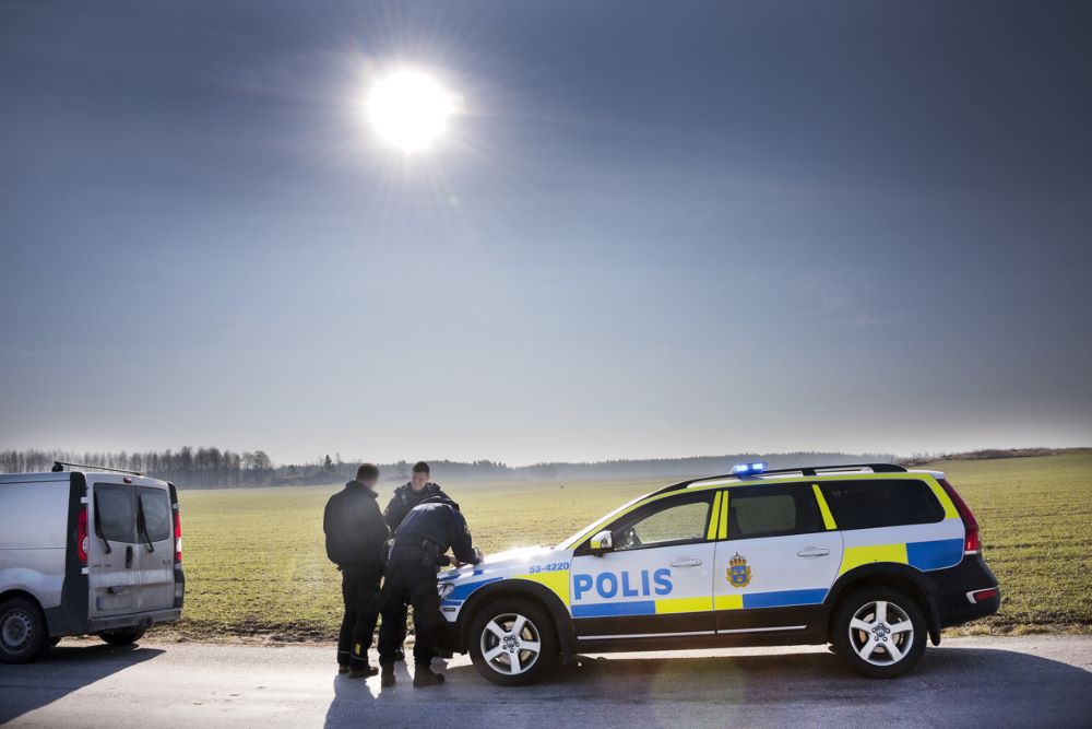 Polisbil utmed landsväg i PO Skaraborg.