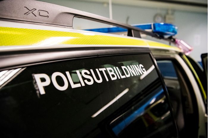 Bild på polisbil med texten "Polisutbildning" på ena sidorutan.