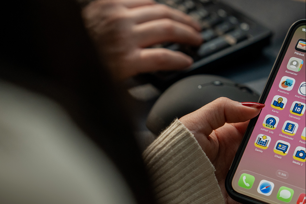 Kvinna håller i en mobiltelefon