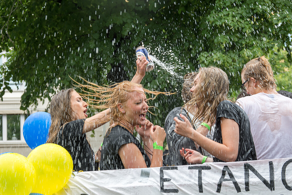 Studenter som firar på ett lastbilsflak