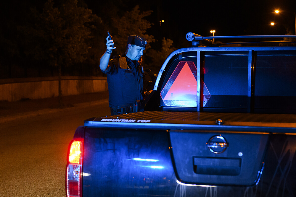 Ett fotografi som visar en polis som har stoppat en A-traktor och pratar med föraren.