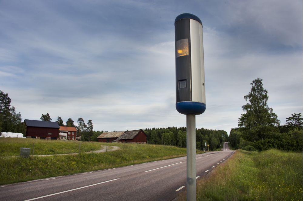 Fartkamera vid vägkant.