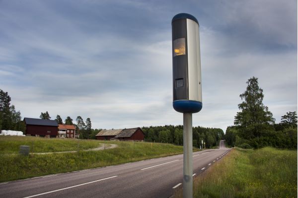 Fartkamera vid vägkant.
