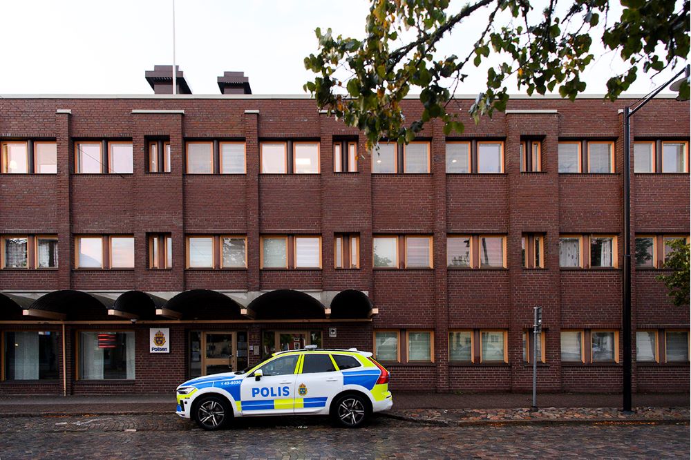 Bilden visar en polisbil som står parkerad utanför polishuset i Värnamo.