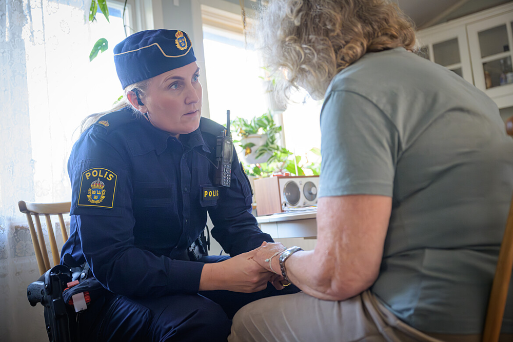 Polis samtalar med äldre person.