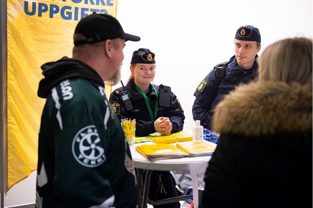 Poliser vid en mässa