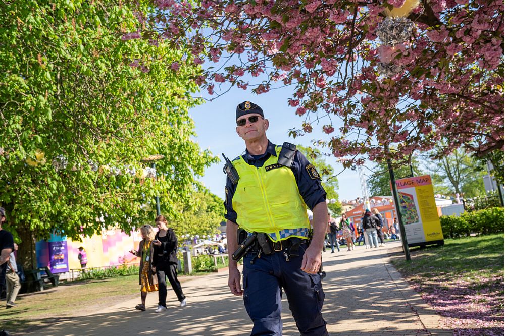 polis som  går i en park