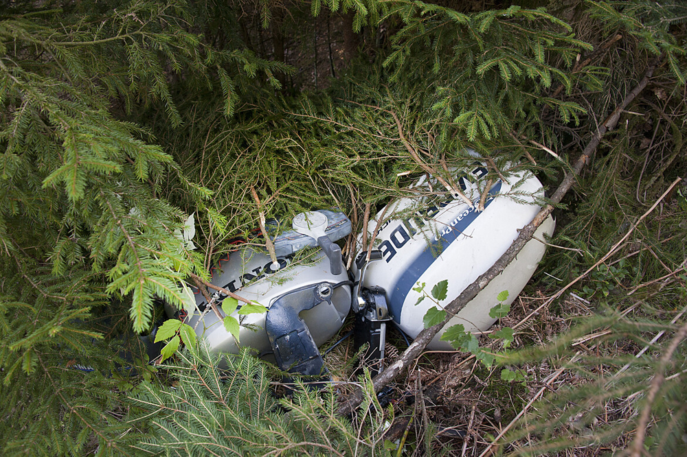 Båtmotorer dumpade i skogen i väntan på att hämtas av tjuvarna.