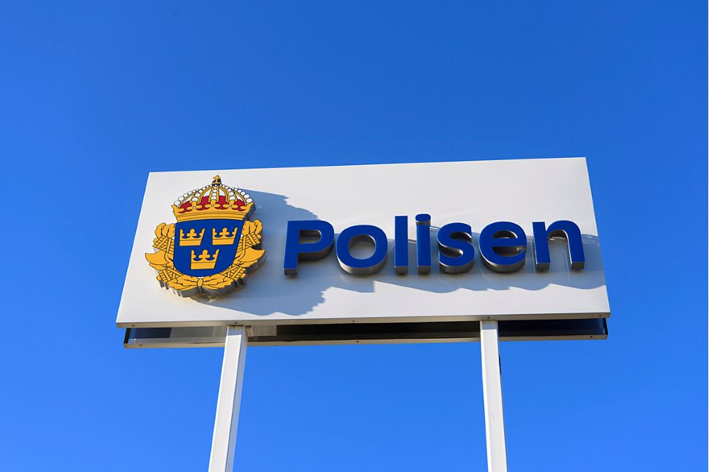 Utomhusskylt med polislogga