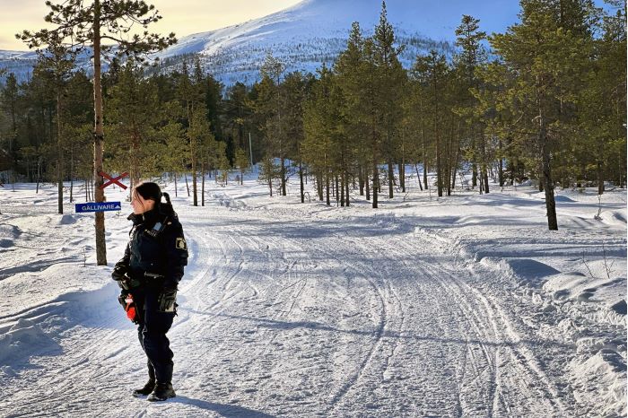 promenadstråk i gällivare. polis i snö