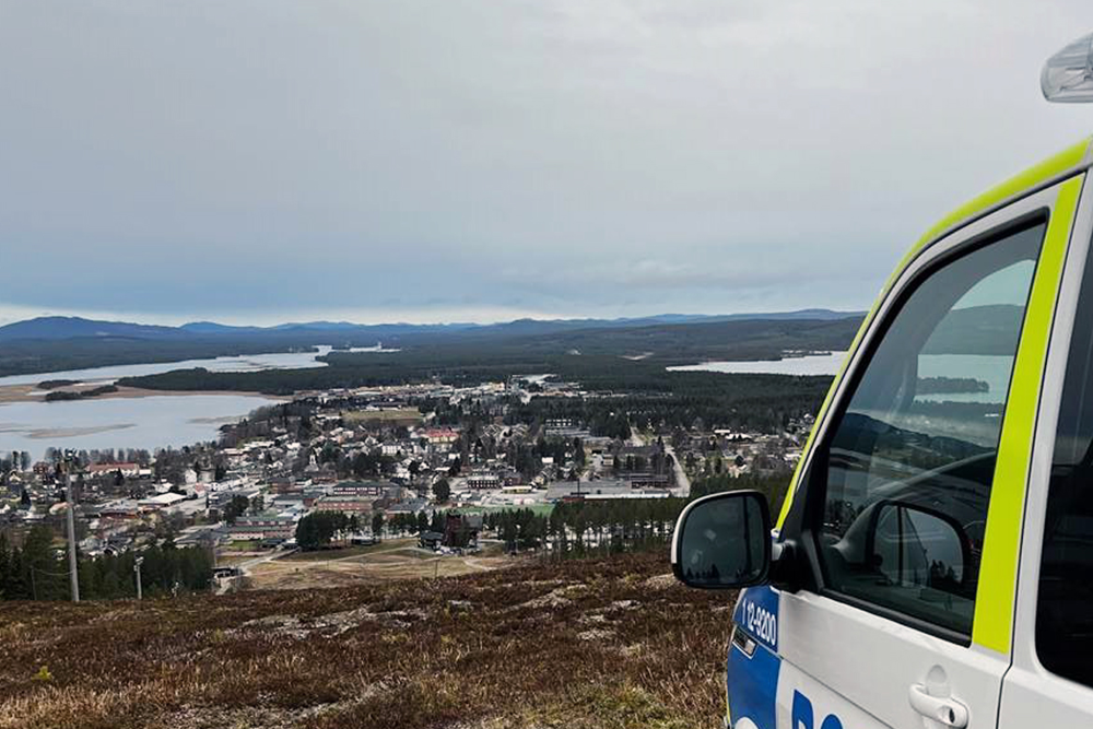 Polisbil uppe på kulle.