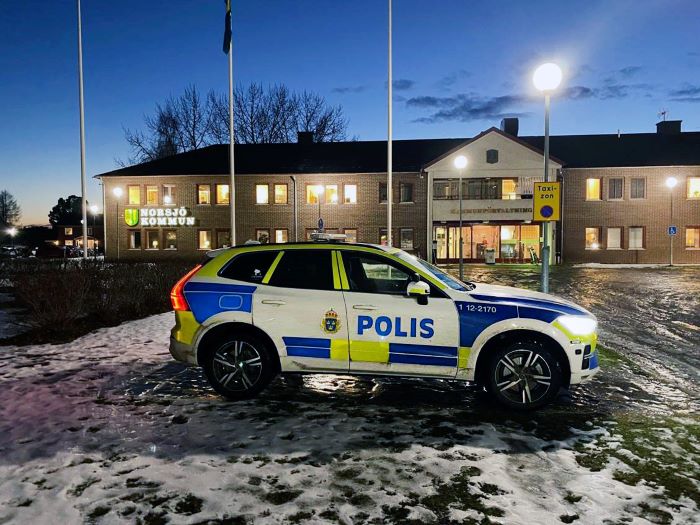 Polisbil framför kommunhus.