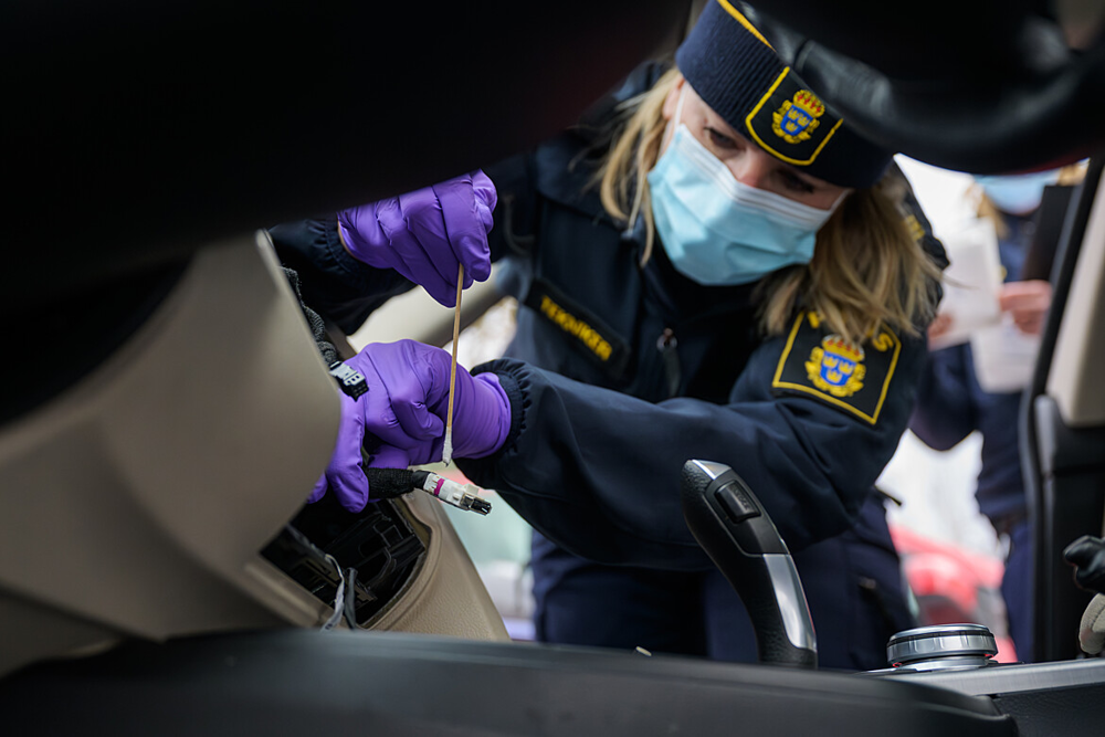 En bil undersöks av en tekniker.